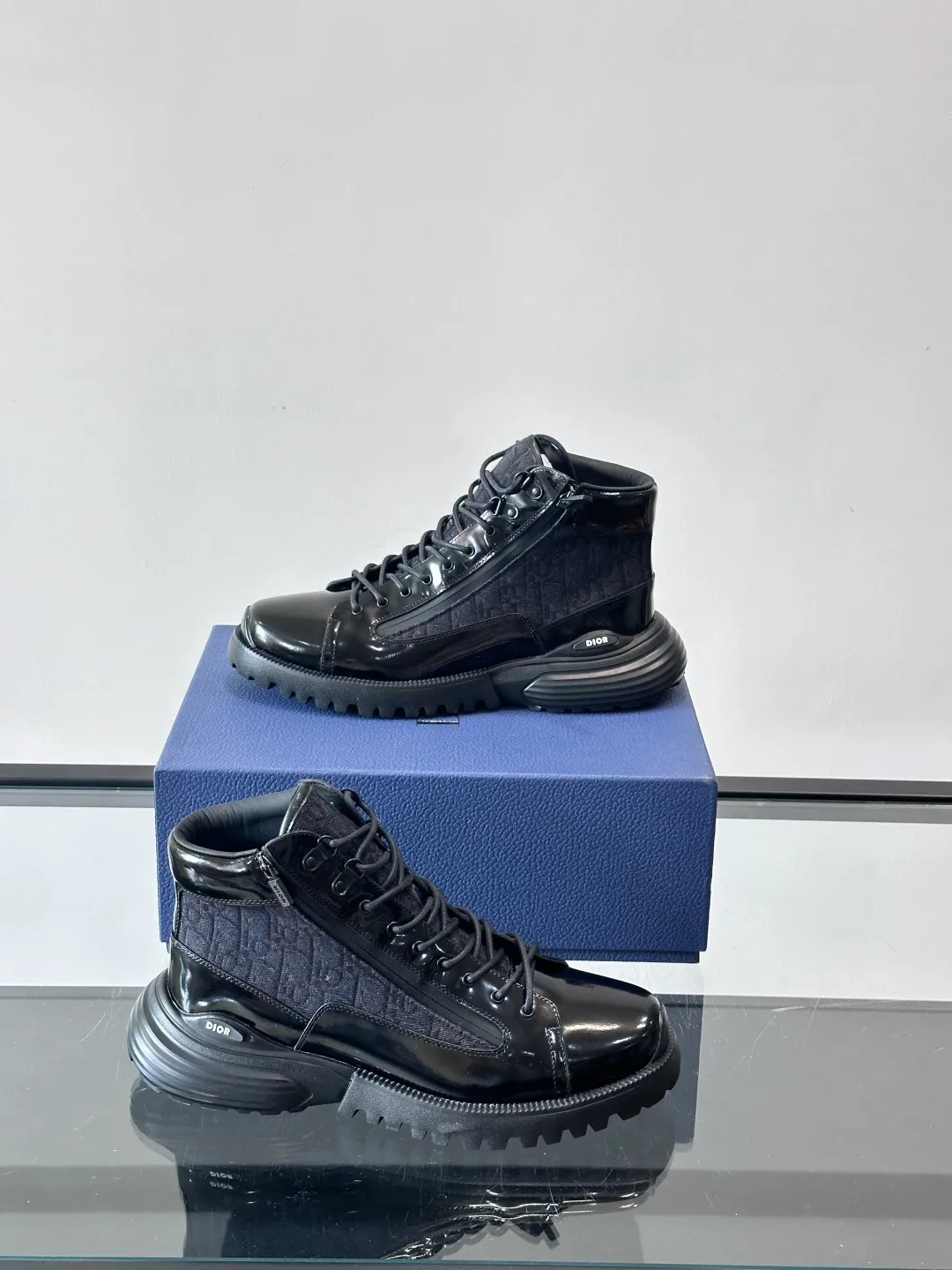 p600 "Dio＊" Combat Oblique high-top sneakers, black glossy leather + Oblique presbyopic canvas splicing, low-key luxury and super recognizable. The EVA sole is lightweight and cushioned, making it comfortable for daily wear or long walks. The high-top design is perfect for support, and the tongue and sole have the "DIOR" logo. You must pay attention to details! Whether it is casual or urban style, it can be easily controlled. It is a high-end luxury item that combines fashion and function. It is a popular choice for men's shoes size: 39-44 (38.45 customized)
